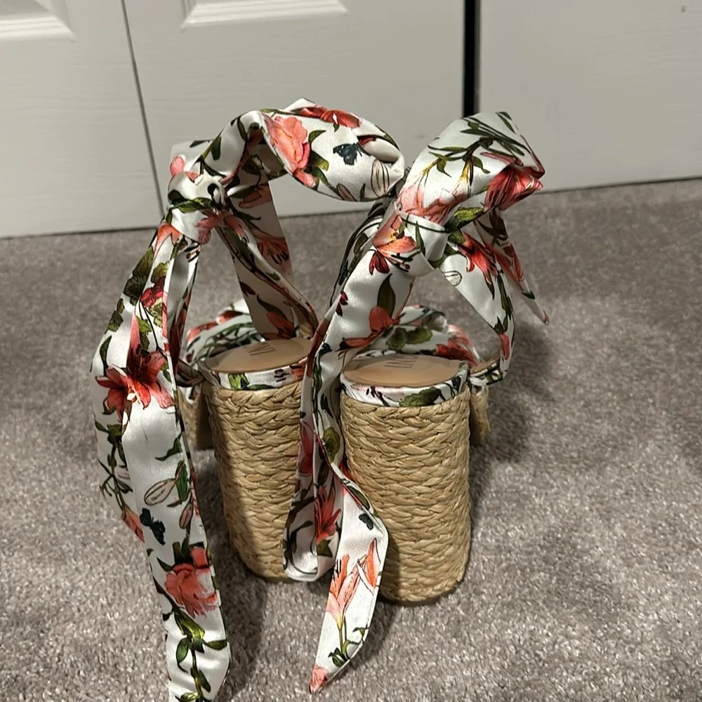 I.N.C. Goldiieef Sandals - Picture 3 of 4